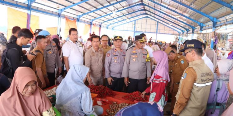 Pastikan Stok Bahan Pokok Jelang Ramadhan, Kapolres Kerinci Lakukan Monitoring ke Pasar