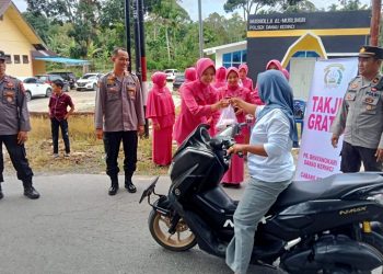 Polsek Danau Kerinci Bersama Bhayangkari Bagikan 200 Paket Takjil ke Pengendara
