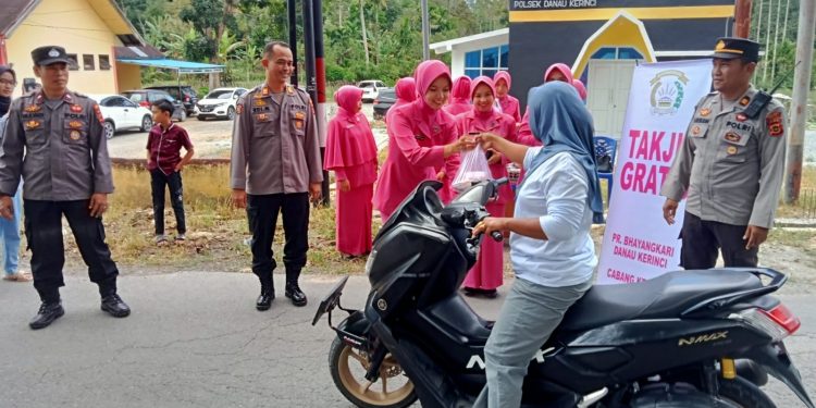 Polsek Danau Kerinci Bersama Bhayangkari Bagikan 200 Paket Takjil ke Pengendara