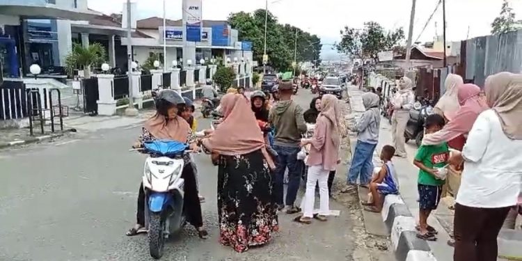Karang Taruna Emir Biru Desa Amar Sakti Bagikan 150 Takjil ke Warga 
