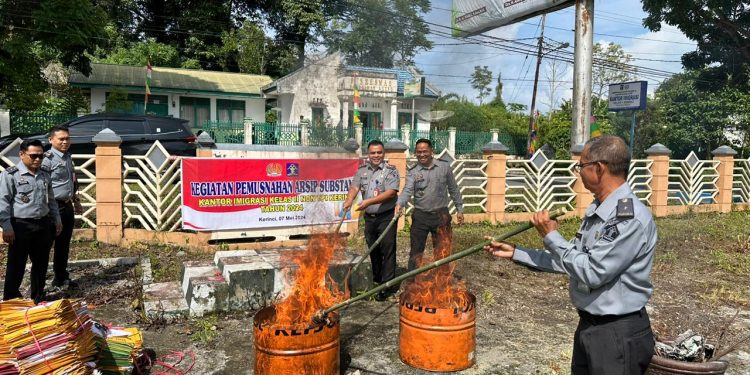 Kantor Imigrasi Kelas II Non TPI Kerinci Laksanakan Kegiatan Pemusnahan Arsip Substantif