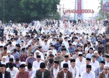Wako Ahmadi – Wawako Antos Shalat Idul Fitri Bersama Warga di Lapangan Merdeka Kota Sungai Penuh