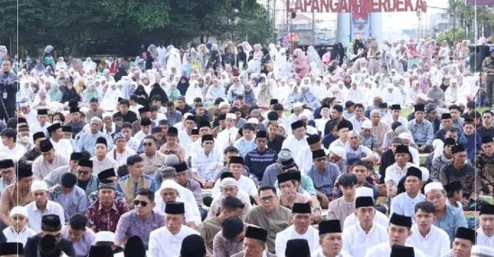 Wako Ahmadi – Wawako Antos Shalat Idul Fitri Bersama Warga di Lapangan Merdeka Kota Sungai Penuh
