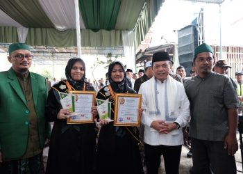 Gubernur Al Haris Berikan Hadiah Umroh Santri Hafidz 30 Juz Ponpes Nurul Jadid Singkut