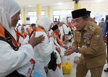 Lepas JCH Kloter 23, Gubernur Al Haris: Pemprov Jambi Komitmen Berikan yang Terbaik Bagi Jemaah