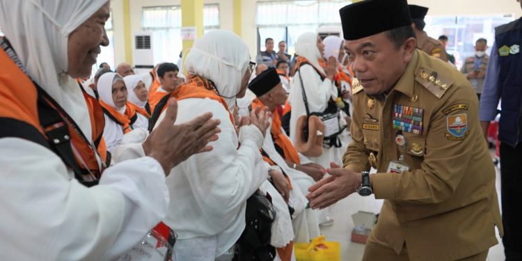 Lepas JCH Kloter 23, Gubernur Al Haris: Pemprov Jambi Komitmen Berikan yang Terbaik Bagi Jemaah