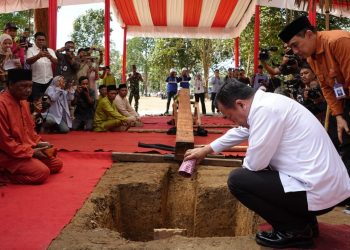 Gubernur Al Haris Lakukan Peletakan Emas Prosesi Tegak Tiang Tuo, Mega Proyek Revitalisasi KCBN Muarajambi