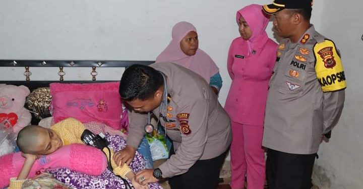Kapolres Kerinci Kunjungi Bocah Penderita Kanker Tulang di Lempur Mudik