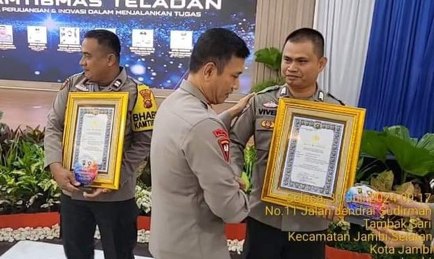 Bhabinkamtibmas Bripka Viven Noveza Terima Penghargaan Dari Kapolda Jambi