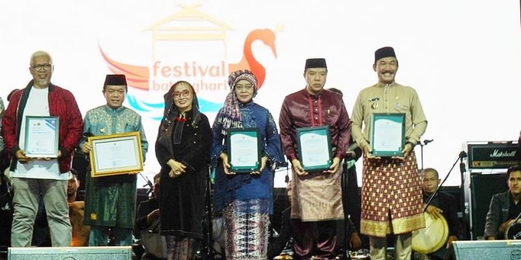 Pj. Bupati Asraf Terima Penghargaan Explore Jambi Award di Festival Batanghari 2024
