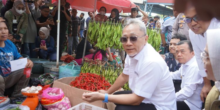 Gubernur Jambi Al Haris Dampingi Menteri Perdagangan Zulhas Tinjau Pasar Talang Banjar Kota Jambi