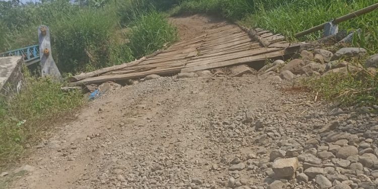 Puluhan Tahun Rusak, Jalan di Sako, Tamiai, Kerinci Tak Kunjung Diperbaiki Pemerintah