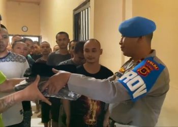 Peduli…!!! Kanit Provos Polres Kerinci Berikan Peralatan Shalat Kepada Tahanan