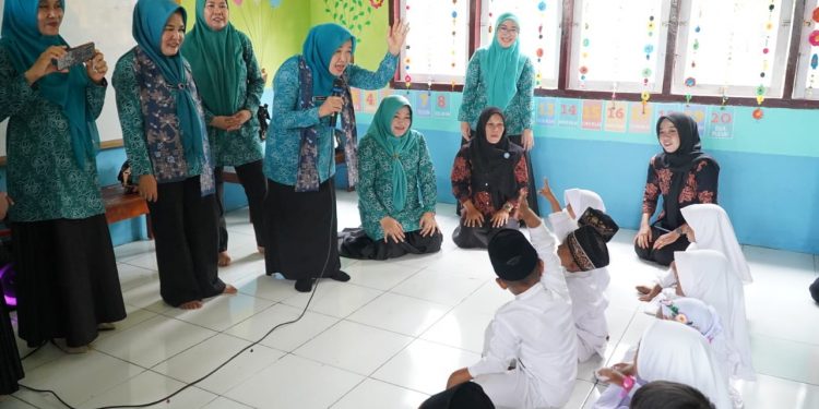 Hj. Hesnidar Haris Tinjau Posyandu Pinang Merah Kabupaten Tanjung Jabung Timur