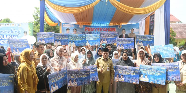 Gubernur Al Haris Serahkan Bantuan Peralatan dan SPP Program Dumisake Pendidikan di Merangin