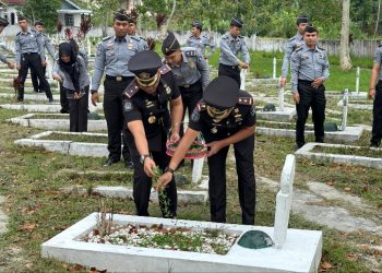 Tidak Melupakan Jasa Pahlawan!! Imigrasi Kerinci Bersama Rutan Sungai Penuh Lakukan Ziarah dan Tabur Bunga