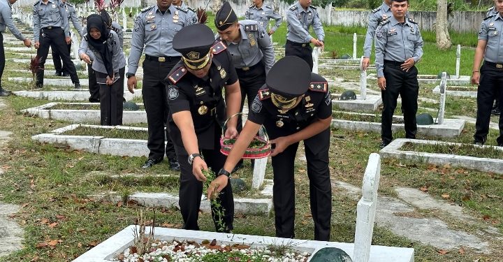 Tidak Melupakan Jasa Pahlawan!! Imigrasi Kerinci Bersama Rutan Sungai Penuh Lakukan Ziarah dan Tabur Bunga