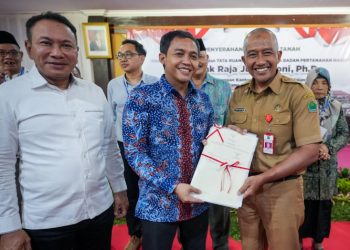 Selamatkan Setengah Triliun Aset Negara, Wamen ATR/Waka BPN Serahkan Sertipikat Tanah ke Pemkot Malang