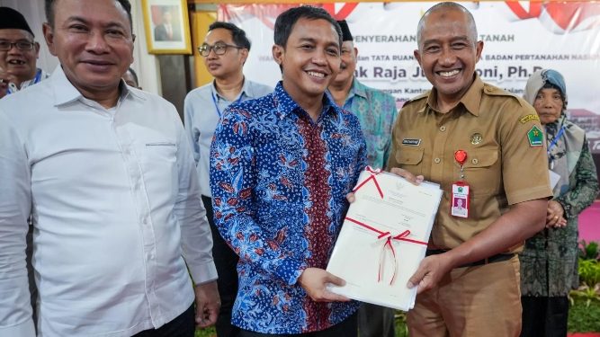 Selamatkan Setengah Triliun Aset Negara, Wamen ATR/Waka BPN Serahkan Sertipikat Tanah ke Pemkot Malang