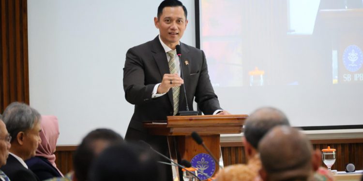 Hadiri Ujian Terbuka Program Doktoral Dirjen PPTR, Menteri AHY: Pemangku Kebijakan Harus Dekat dengan Dunia Keilmuan