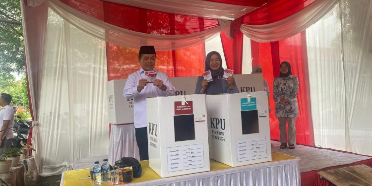 Gubernur Al Haris Gunakan Hak Suaranya di TPS 14 Kediaman Pribadinya