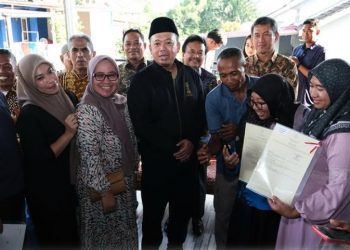 Serahkan Sertipikat Elektronik ke Rumah Warga Manggar Kota Balikpapan, Menteri Nusron Pastikan Tidak Ada Hambatan pada PTSL