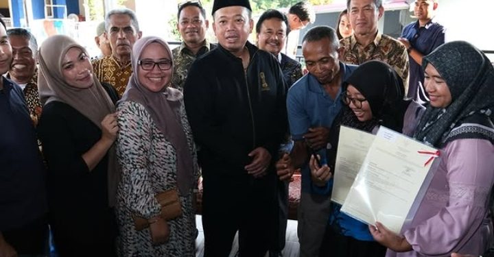 Serahkan Sertipikat Elektronik ke Rumah Warga Manggar Kota Balikpapan, Menteri Nusron Pastikan Tidak Ada Hambatan pada PTSL