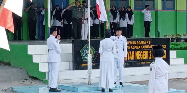 Pimpin Upacara di MAN 2 Kerinci, Kodim 0417/Kerinci Gelorakan Semangat Srigernas