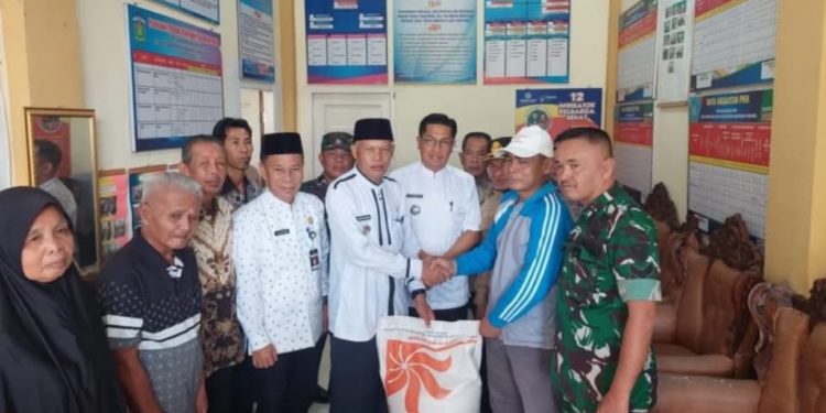 Pemkot Serahkan Bantuan Bagi Masyarakat Terdampak Banjir