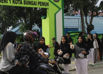 Peduli Sesama, OSIM MTsN 1 Kota Sungai Penuh Berbagi Takjil Gratis