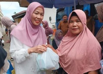 Safari Ramadhan di Kecamatan Koto Baru, Ketua TP PKK Sri Kartini Alfin Serahkan Bantuan