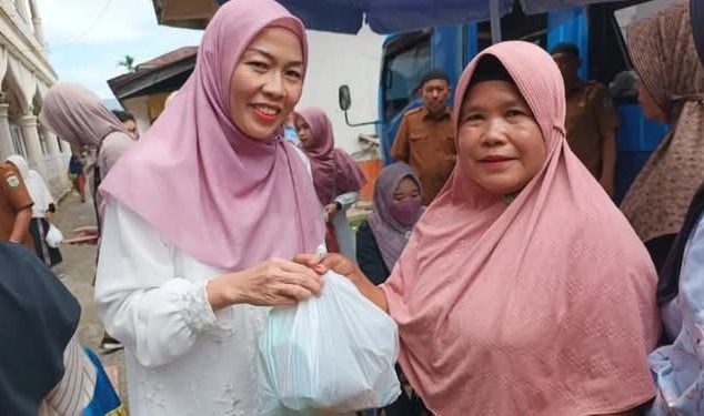 Safari Ramadhan di Kecamatan Koto Baru, Ketua TP PKK Sri Kartini Alfin Serahkan Bantuan