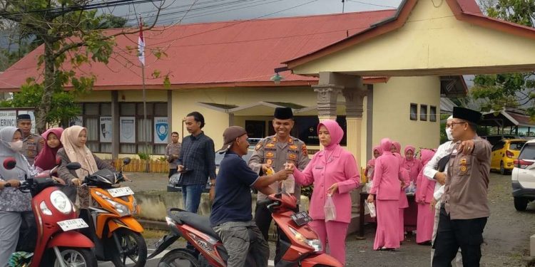 Ramadhan Berkah, Polsek Air Hangat Bagikan 250 Paket Takjil ke Masyarakat