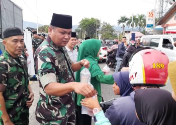 Peduli Sesama, Kodim 0417/Kerinci Bagikan Ratusan Paket Takjil ke Masyarakat