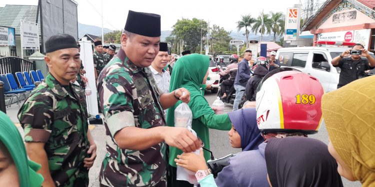 Peduli Sesama, Kodim 0417/Kerinci Bagikan Ratusan Paket Takjil ke Masyarakat