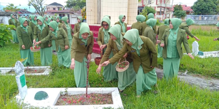 Persit KCK Kodim 0417/Kerinci Gelar Ziarah di TMP Semumu