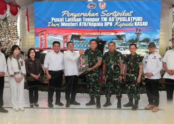 Komitmen Selesaikan Persoalan Aset TNI, Menteri Nusron Serahkan Sertipikat Tanah untuk Puslatpur TNI AD Terluas se-Asia