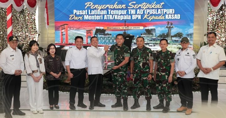 Komitmen Selesaikan Persoalan Aset TNI, Menteri Nusron Serahkan Sertipikat Tanah untuk Puslatpur TNI AD Terluas se-Asia