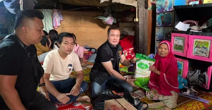 Tebar Kebaikan, Kasat Satreskrim Polres Kerinci Kunjungi Nenek Jasmi yang Menghidupi 3 Cucunya