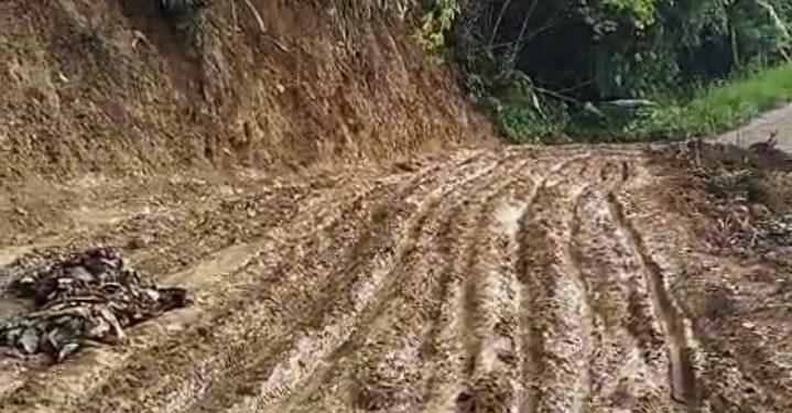 Warga Keluhkan Badan Jalan Menuju RKE Licin Akibat Timbunan Tanah