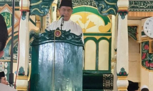 Menteri Yusril Jadi Khatib Jumat di Masjid Agung Sungai Penuh, Jamaah Tumpah Ruah
