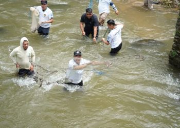 Bupati Monadi Jajal Kemampuan Manjalo Ikan di Lubuk Larangan Pungut Tengah