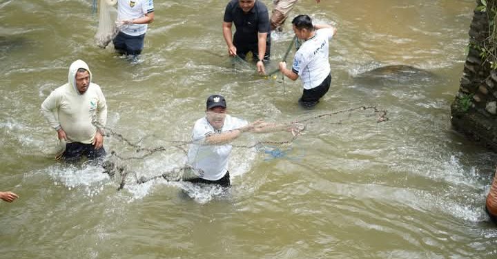 Bupati Monadi Jajal Kemampuan Manjalo Ikan di Lubuk Larangan Pungut Tengah