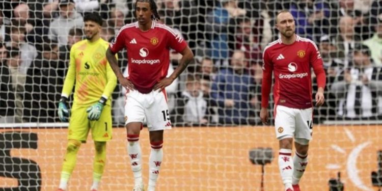 Dihajar Newcastle 1-4, Manchester United Terpuruk ke Posisi 14: Krisis Old Trafford Semakin Dalam