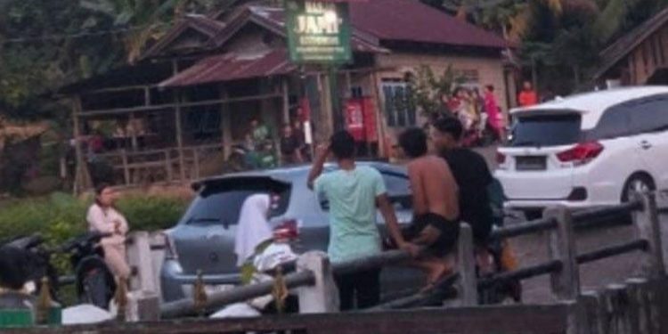 Mobil Goyang di Halaman Masjid: Klarifikasi Bu Bidan Bikin Warga Geleng-Geleng