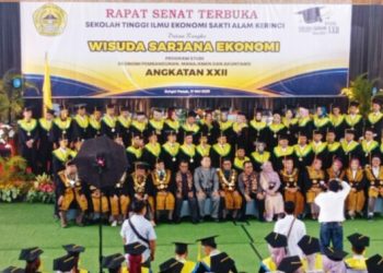 STIE-SAK Kukuhkan 395 Sarjana Ekonomi: Momen Haru dan Kebanggaan Warnai Wisuda Angkatan XXII