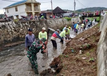 Aksi TNI Bersihkan Sungai, Bentuk Nyata Mitigasi Bencana Banjir di Kerinci