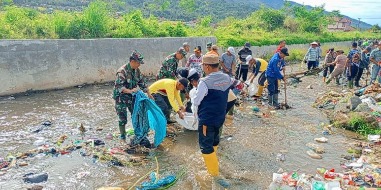 Kodim 0417/Kerinci Bersama Pemda Gencarkan “Jumat Bersih” di Sungai Penuh dan Kerinci