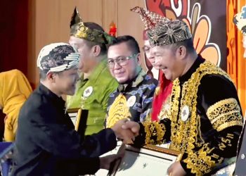 Bupati Kerinci Monadi Raih Penghargaan di Festival Tunas Bahasa Ibu Nasional 2025