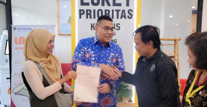 Kunjungi Kantah Kabupaten Kulon Progo, Wamen Ossy Sosialisasikan Langsung Keunggulan Sertipikat Elektronik ke Masyarakat
